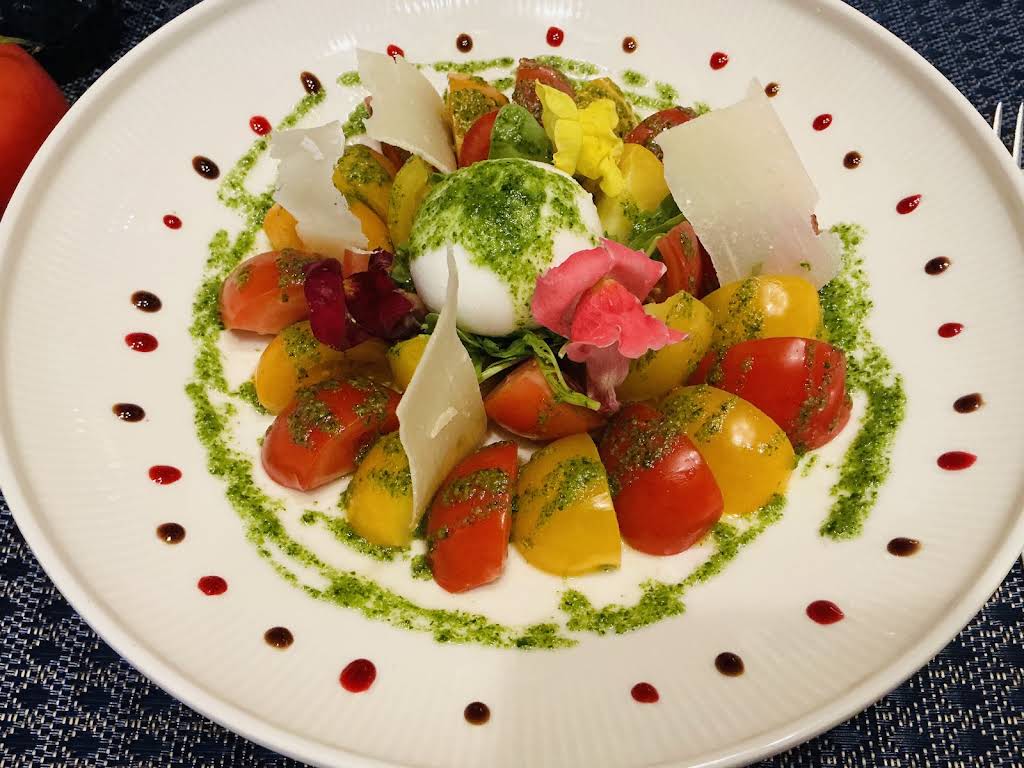 Assiette colorée préparée au Petit Abuluzi