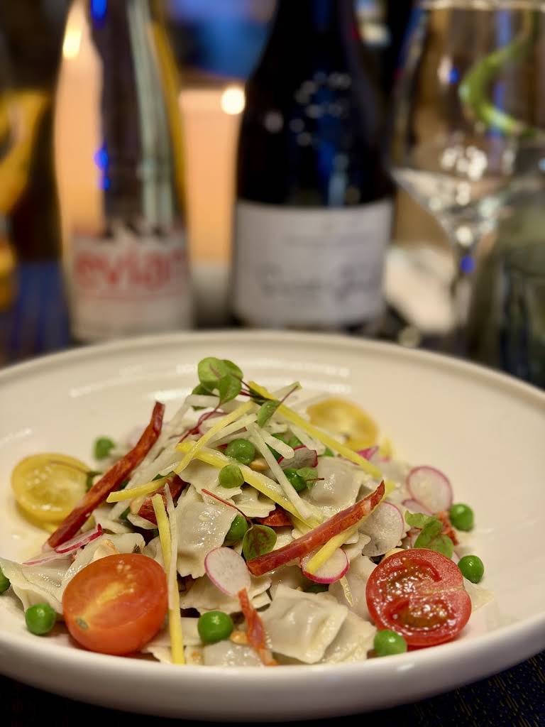 Momos et salade servis au Petit Abuluzi